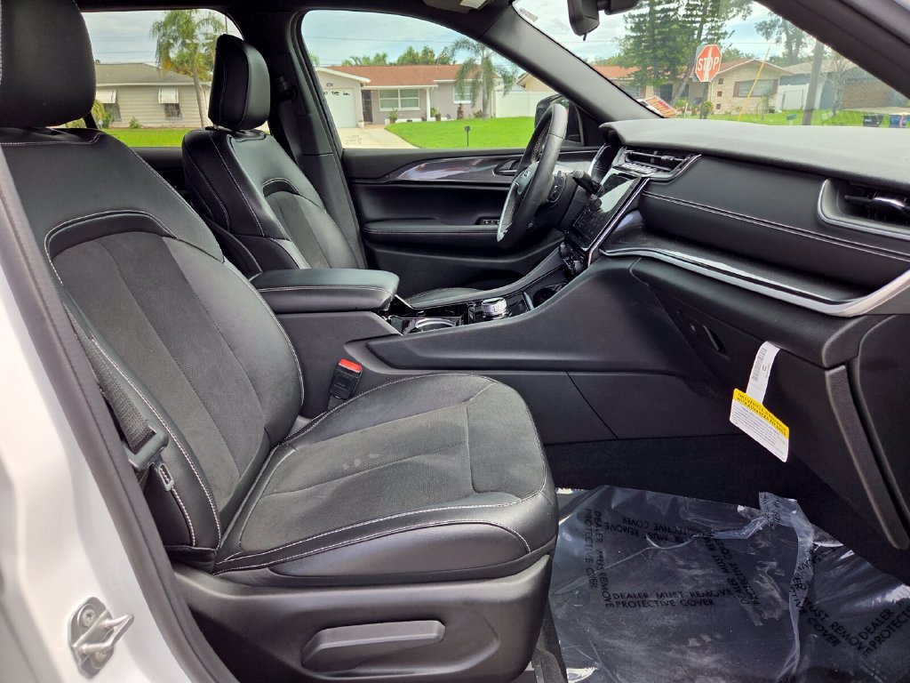 Used 2023 Jeep Grand Cherokee Altitude AWD/4WD image 19