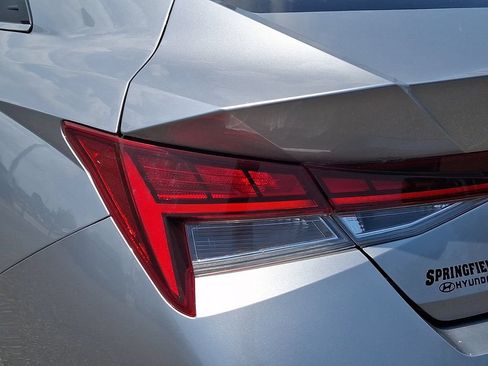 Certified 2022 Hyundai Elantra Limited w/ Preferred Accessory Package FWD image 10