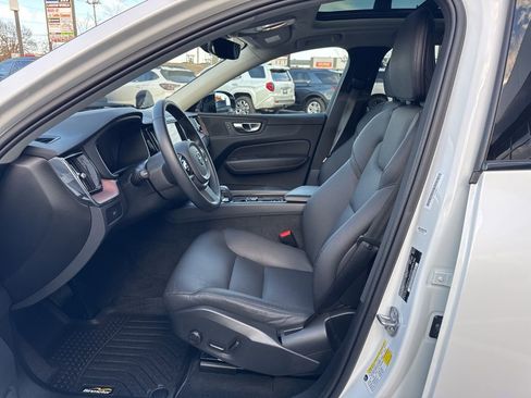 Used 2024 Volvo XC60 B5 Plus image 14