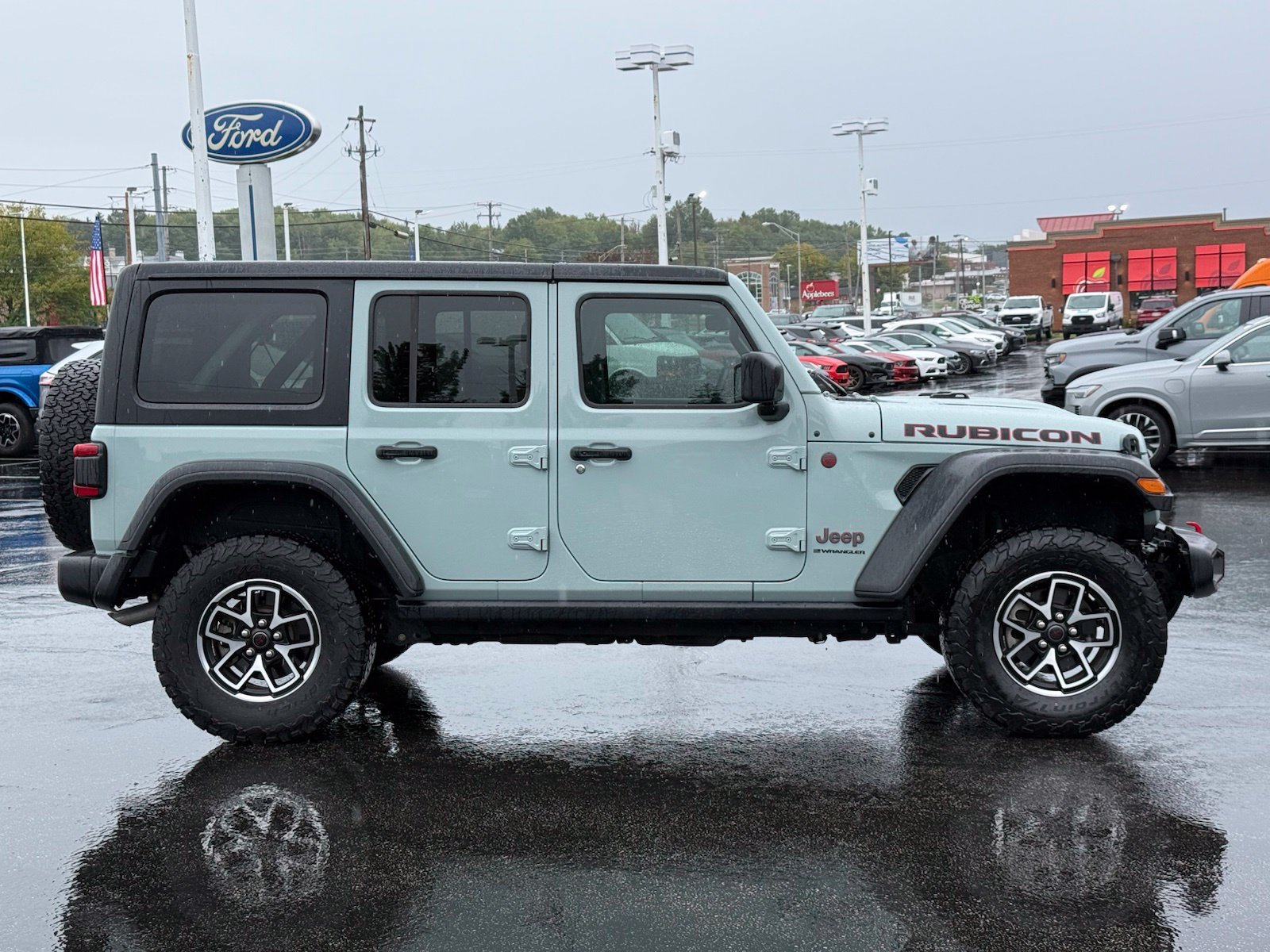 Used 2024 Jeep Wrangler Unlimited Rubicon w/ Convenience Group AWD/4WD image 3