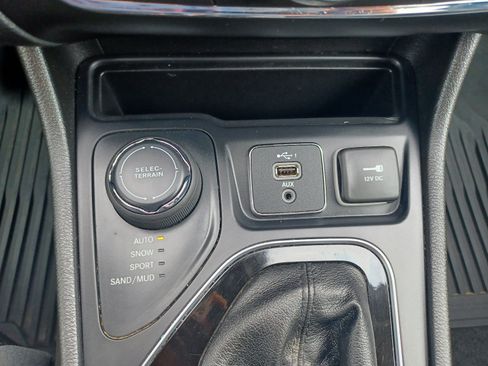 Used 2019 Jeep Cherokee Overland w/ Technology Group AWD/4WD image 22