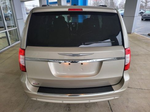 Used 2013 Chrysler Town & Country Touring-L w/ Driver Convenience Group image 18