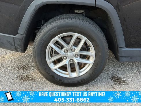 Used 2023 Jeep Grand Cherokee L Laredo image 13