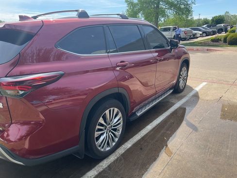 Used 2024 Toyota Highlander Platinum image 5