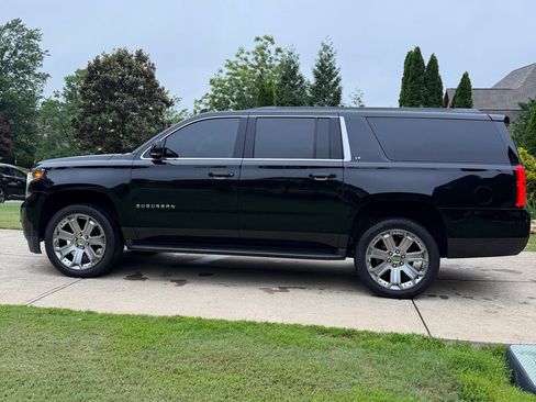 Used 2019 Chevrolet Suburban LT RWD image 9