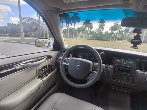 Used 2006 Lincoln Town Car Signature image 24