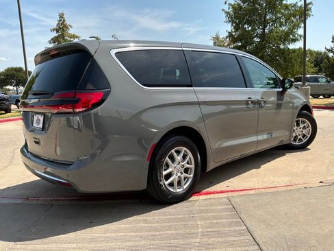 Used 2025 Chrysler Pacifica Select FWD image 6