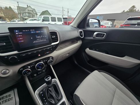 Used 2024 Hyundai Venue SEL image 11