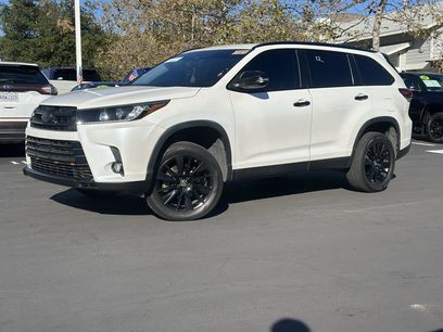 Used 2019 Toyota Highlander SE w/ Nightshade Edition