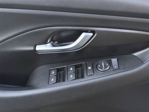 Used 2020 Hyundai Elantra GT image 13