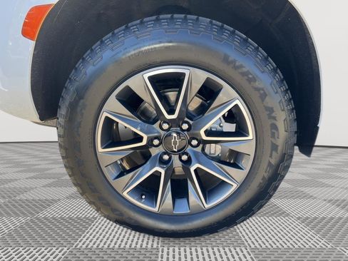 Used 2023 Chevrolet Suburban Z71 image 26