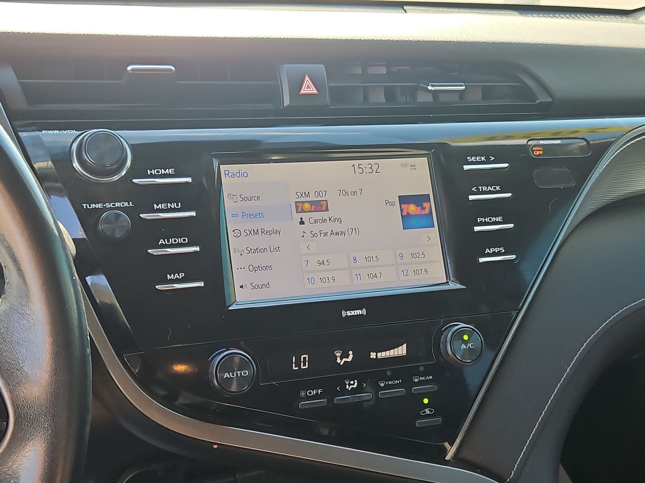 Used 2020 Toyota Camry SE FWD image 17