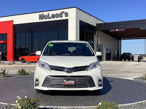 Used 2018 Toyota Sienna XLE w/ XLE Navigation Package image 2