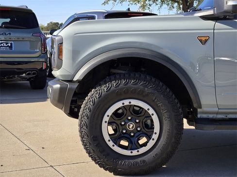 Used 2023 Ford Bronco Badlands image 14