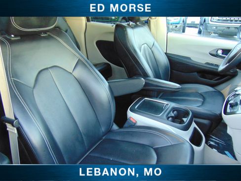 Used 2023 Chrysler Pacifica Touring-L image 14