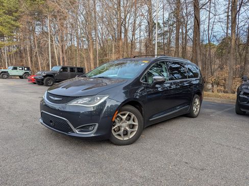 Used 2019 Chrysler Pacifica Limited image 1