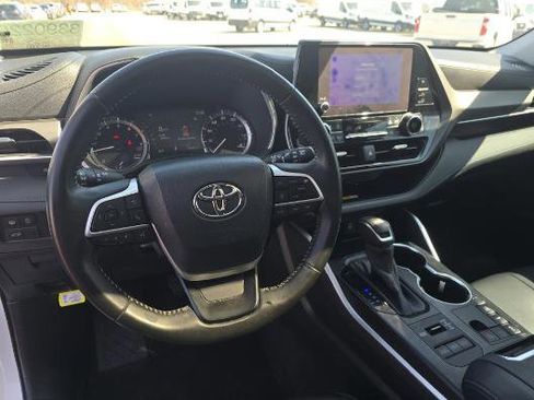 Used 2023 Toyota Highlander XLE image 5