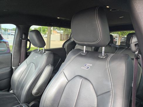 Used 2021 Chrysler Pacifica Touring-L w/ Premium & Safety Sphere Group FWD image 9
