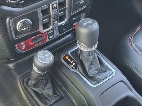 Used 2025 Jeep Wrangler Unlimited Rubicon AWD/4WD image 23