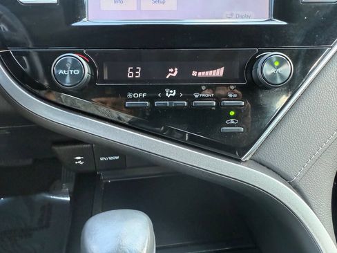Used 2018 Toyota Camry SE w/ Moonroof Package FWD image 19