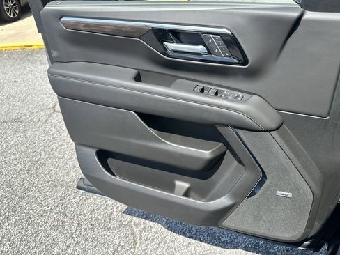 New 2025 Chevrolet Suburban Premier image 19