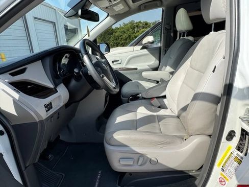 Used 2018 Toyota Sienna XLE Premium FWD image 12