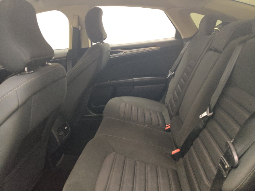 Used 2018 Ford Fusion SE FWD image 18