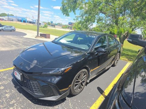 Used 2025 Toyota Camry SE FWD image 1