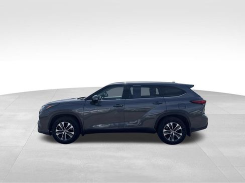 Used 2022 Toyota Highlander XLE AWD/4WD image 3