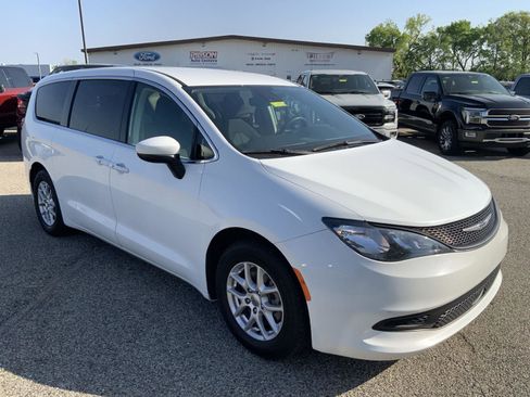 Used 2023 Chrysler Voyager LX FWD image 2