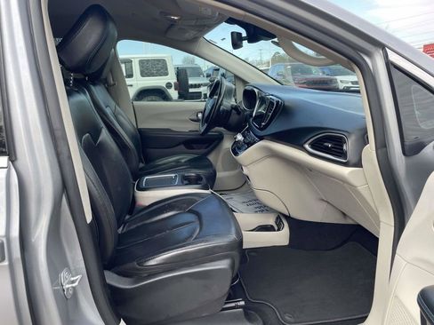 Certified 2021 Chrysler Pacifica Touring-L image 15