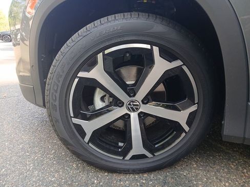 New 2025 Volkswagen Tiguan SE image 25