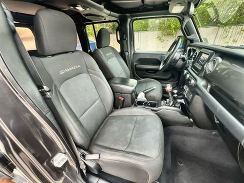 Used 2018 Jeep Wrangler Unlimited Sahara AWD/4WD image 27