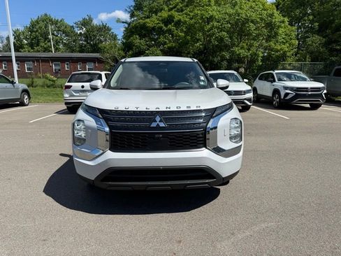 Used 2024 Mitsubishi Outlander ES AWD/4WD image 2