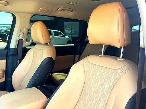 Used 2024 Kia Carnival LX image 14