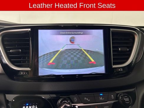 Used 2025 Chrysler Pacifica Select FWD image 4
