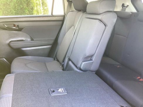 Used 2023 Toyota Highlander LE FWD image 4