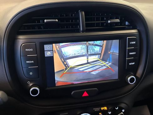 Used 2025 Kia Soul LX w/ LX Technology Package FWD image 27