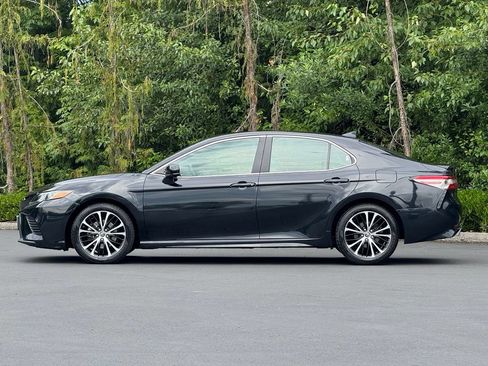 Used 2019 Toyota Camry SE w/ Carpet Mat Package FWD image 3