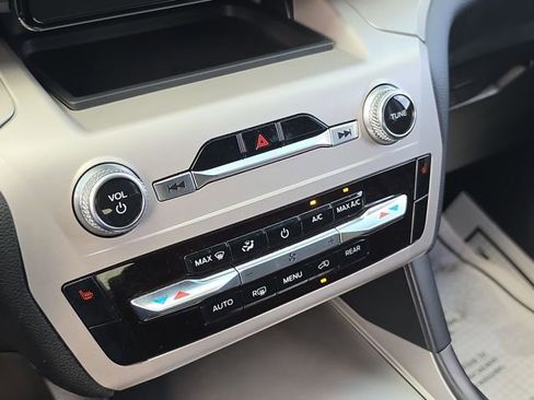 Used 2024 Ford Explorer XLT image 25