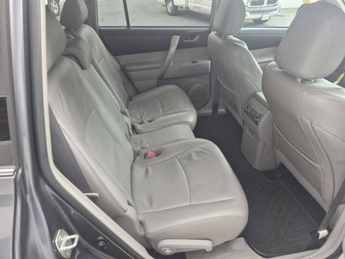 Used 2011 Toyota Highlander SE w/ Tow Pkg AWD/4WD image 10