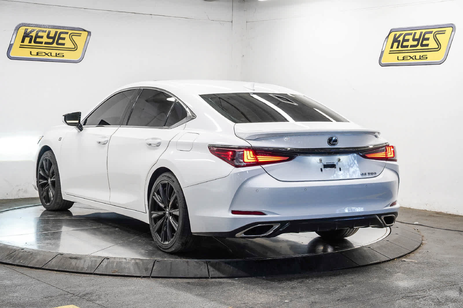 Used 2022 Lexus ES 350 F Sport w/ Accessory Package FWD image 2