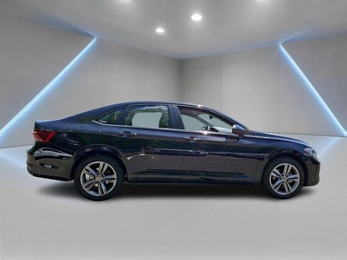 Used 2023 Volkswagen Jetta SE w/ Panoramic Sunroof Package FWD image 4