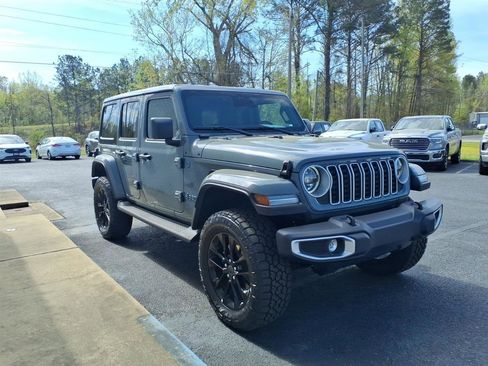Used 2025 Jeep Wrangler Unlimited Sahara image 3