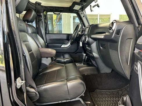 Used 2012 Jeep Wrangler Unlimited Rubicon w/ Connectivity Group AWD/4WD image 19