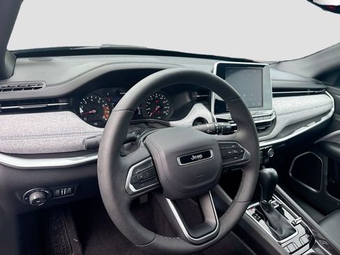Used 2025 Jeep Compass Latitude AWD/4WD image 9
