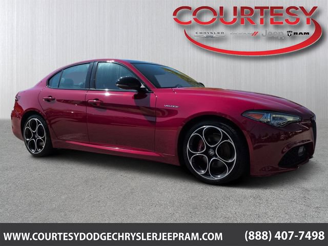 Used 2023 Alfa Romeo Giulia Veloce RWD image 1