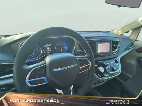 Used 2022 Chrysler Voyager LX image 17