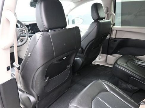 Used 2023 Chrysler Pacifica Touring-L FWD image 15