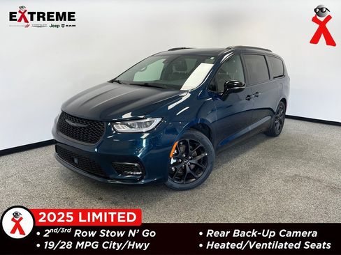 Used 2025 Chrysler Pacifica Limited image 1